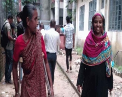 ক্রাচে ভর করে এসে ভোট দিলেন ওহিদা